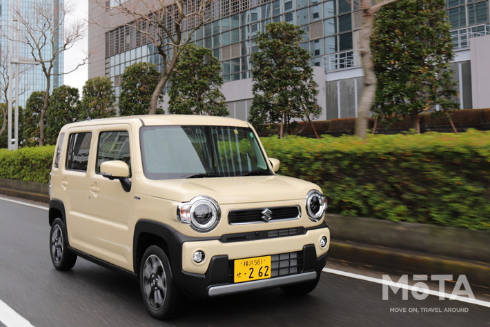 ハスラーのXグレードはアルミホイールやLEDヘッドライトが備わる