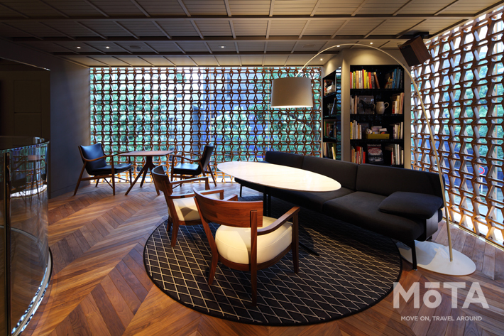 2階のビストロフロアは“クルマ好きのイケてる男性”を感じさせるオトナな空間