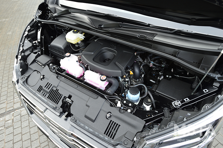 トヨタ グランエース プレミアムのエンジンルーム