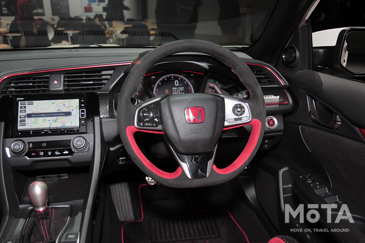 歴代初の電子パーキングブレーキを採用し、メーターはフル液晶タイプとかなり洗練されたモノに