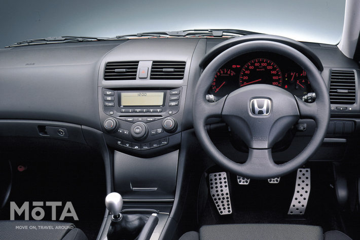 アクセルペダルが備わるうえ、ホールド性バツグンのシートが奢られるなどホンダファンにはたまらない一台だ