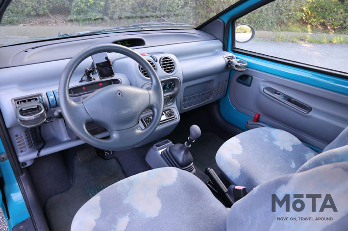 スマートフォンをステアリング前に固定し、カーナビの代わりに利用中【Twingoな日々】