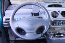 スマートフォンをステアリング前に固定し、カーナビの代わりに利用中【Twingoな日々】