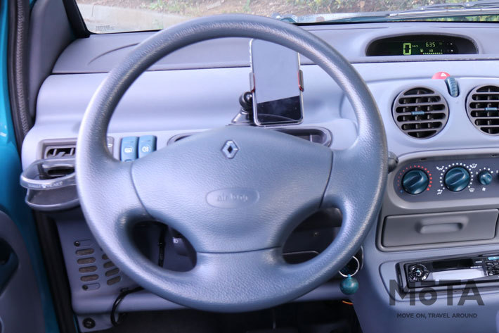 ハンドルの奥のインパネ上にスマホが固定してある