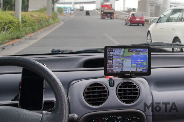 (ステアリング前)スマホ/(中央)ポータブルナビ