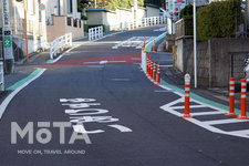 「ゾーン30」対策／路側帯のカラー舗装化・シケインの設置［画像はイメージです］