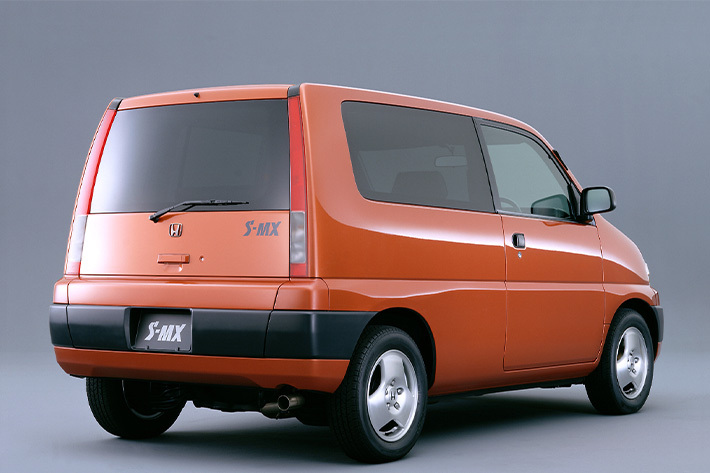 ■全長×全幅×全高:3950mm×1695mm×1750mm ■エンジン:直列4気筒 1972cc ガソリン ■最高出力:130PS/5500rpm ■最大トルク:18.7kg・m/4200rpm ■トランスミッション:4速AT ■駆動方式:FF ■販売期間:1996年~2002年 ※スペックは、1996年式 2.0AT