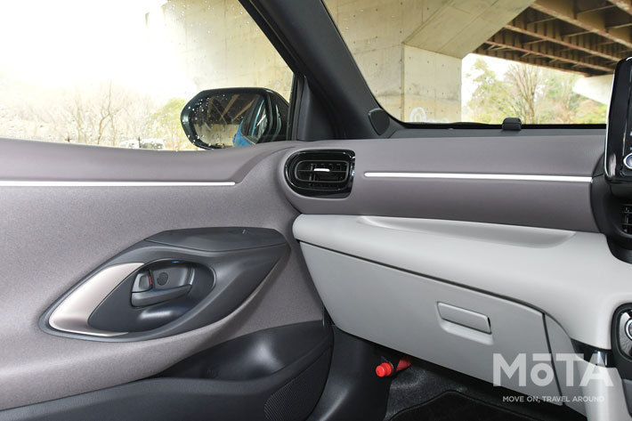 ヤリスの助手席前の収納スペースはティッシュボックは置けないまでも、メイク道具などを置くのにほどよいスペースを確保している