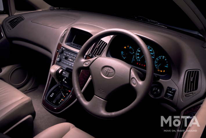 パドルシフトの前身ともいえるステアリングシフトが装着。手元でギアチェンジができるとあって走りも本格派であった