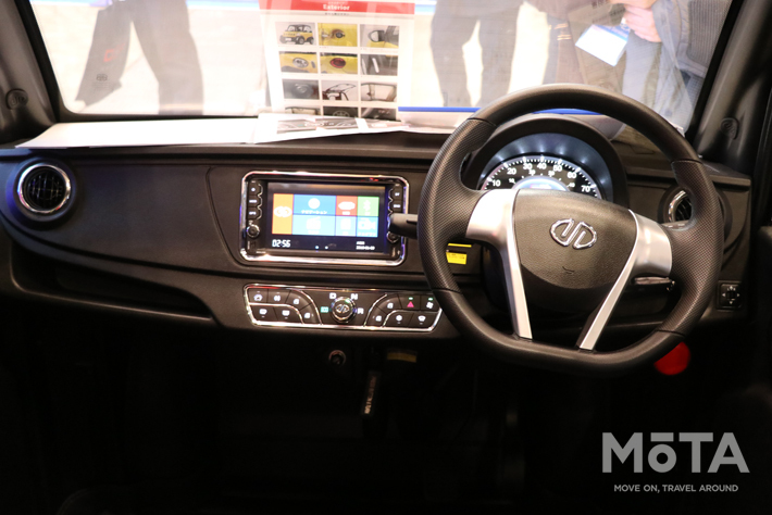 MINI beの車内はかなり現代的で、パワーウィンドウなども標準装備だ