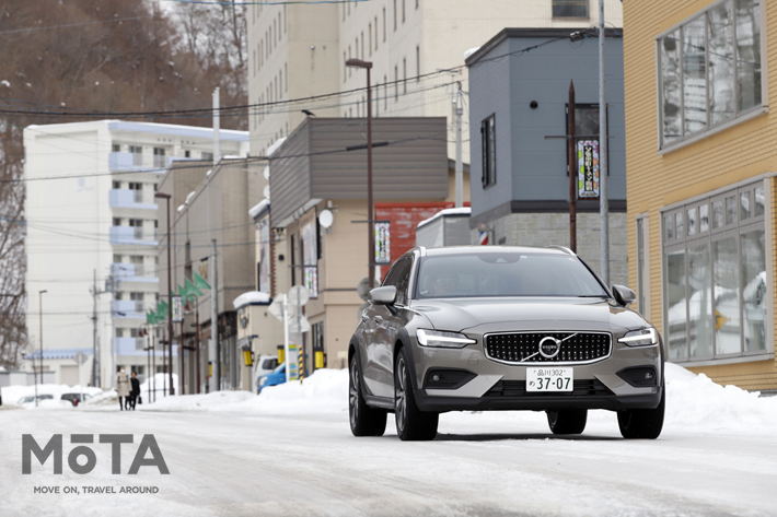 夕張の街を往くボルボ V60 Cross Country