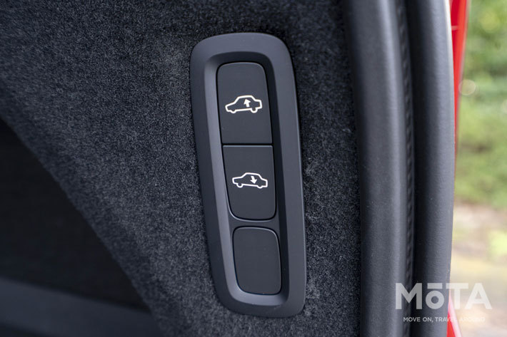 ボルボ 新型XC90 D5 AWD R-Design[特別仕様車](ボディカラー：サンダーグレーメタリック)