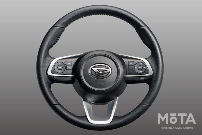 右側にACCなどの先進機能のボタンを、左側にオーディオ関連のボタンを配置