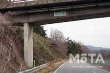 跨道橋には、いかにも高速道路スタイルの橋梁名プレートが見える｜中央自動車道の“廃道”[「かつての高速道路」を往く]