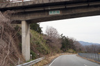 跨道橋には、いかにも高速道路スタイルの橋梁名プレートが見える｜中央自動車道の“廃道”[「かつての高速道路」を往く]