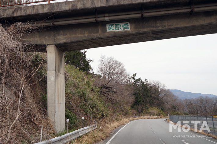 跨道橋には、いかにも高速道路スタイルの橋梁名プレートが見える｜中央自動車道の“廃道”[「かつての高速道路」を往く]
