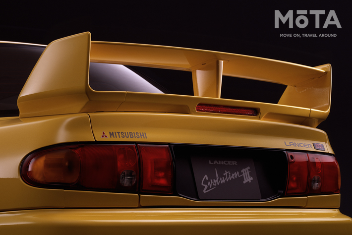 空力効果バツグンのリヤウィング。後方視界はどうなのか？ が気になるほどの大きさ