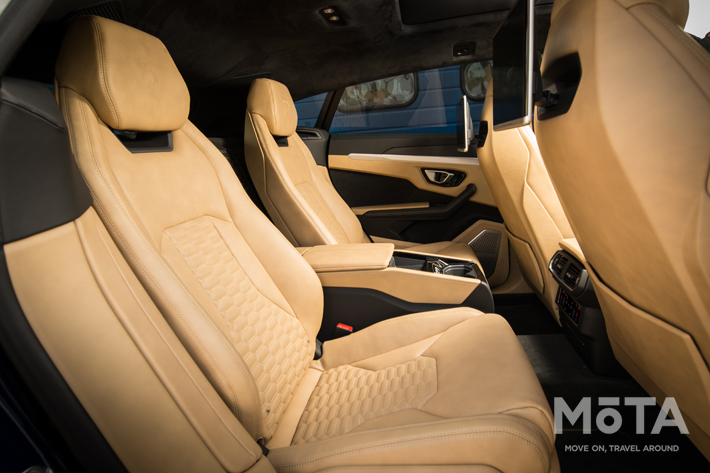 バケットシートに似た形状でウルスは後席も超レーシー! 左右それぞれにモニターを装着し、ロンフドライブも難なく楽しめるとあって、以外にもファミリー向きかも