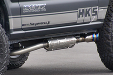 新型ジムニーJB64にスポーティなサイド出しマフラーがHKSから