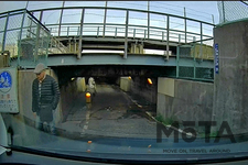 高輪橋架道橋(東京都港区高輪)【2カメラドライブレコーダー「Panasonic CA-DR03TD」撮影動画からキャプチャー】