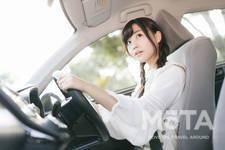 運転する女性のイメージ
