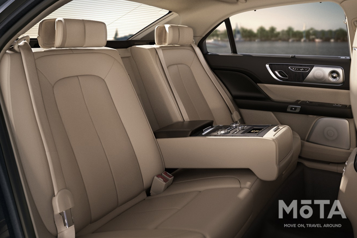 価格帯から考えても内容は超豪華! 後席にはエアコンやオーディオ操作ができるボタン類がいっぱい