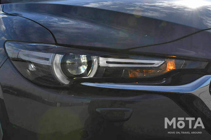 全体的にみるとシュッとしていて、スポーティーな印象のCX-8ですが、ヘッドライトは近くで見ると丸目がちでカワイイですね。