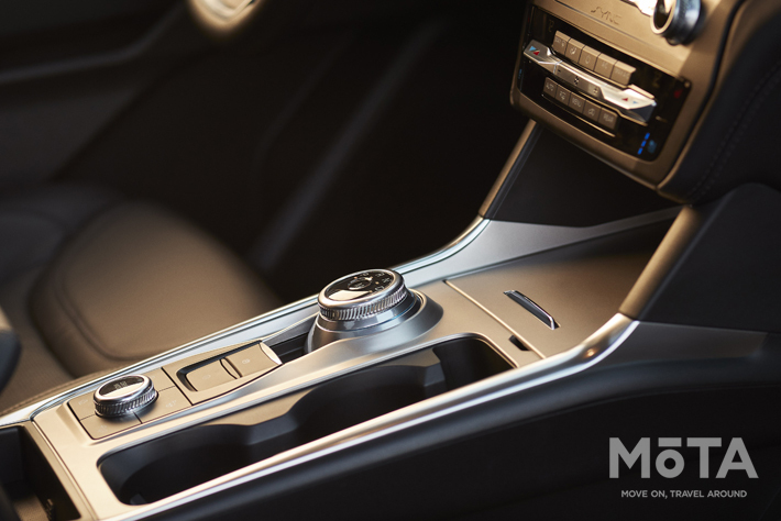 シフトはジャガー・ランドローバーと同じダイヤル式を採用