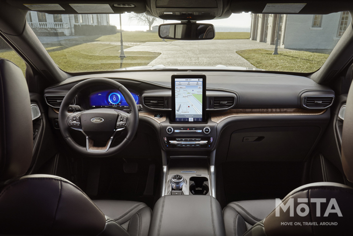 センターモニターは縦長とワイドディスプレイの2種類。アマゾンアレクサとの連携で音声操作ができるなど、かなり先進的!