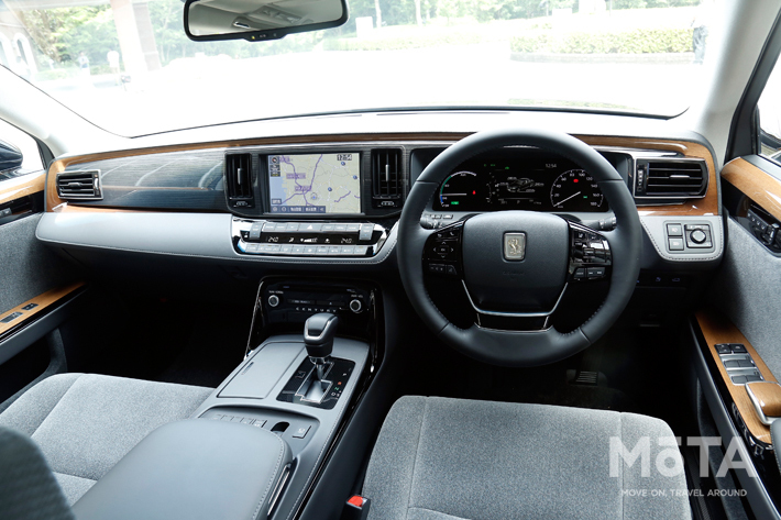 ボタンや装備類は沢山ありますが、インパネ周りはものすごく豪華と言った感じではありませんね。