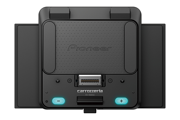 2DINサイズのFH-7600SC。SDA-700TABをしっかりと固定するだけでなく、50W×4chの出力で車内のスピーカーを鳴らすことができる