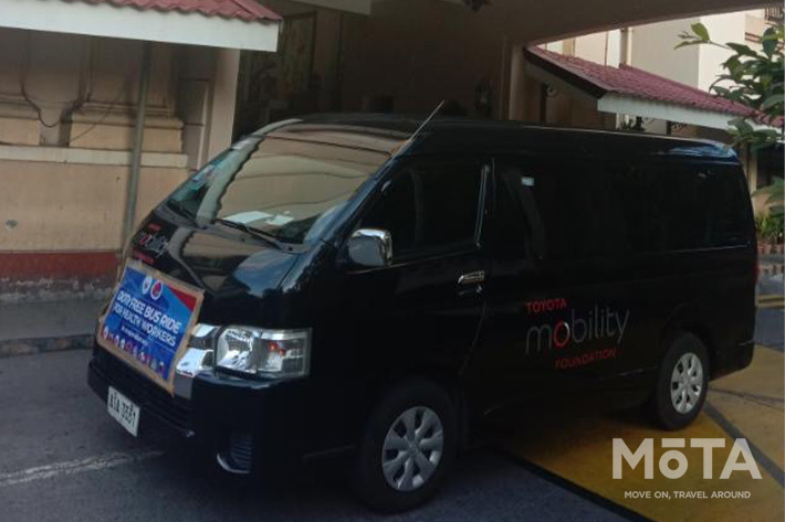トヨタ・モビリティ基金がタイのバンコクで取り組んでいる医療従事者向けのオンデマンド型シャトルバス送迎サービス