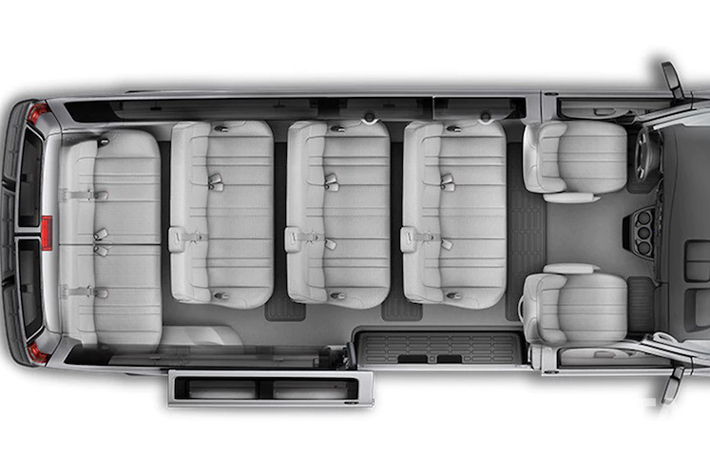 15人モデルは2+3+3+3+4とでっかいボディだからなせる技! 180cm以上の大人が座っても足もとは十分な広さを確保