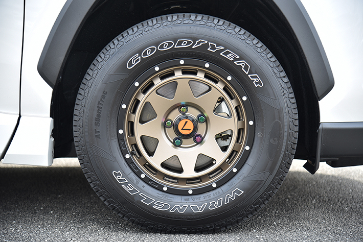 RAV4やジムニーのオフロードテイストを一気に高めるビードロック風