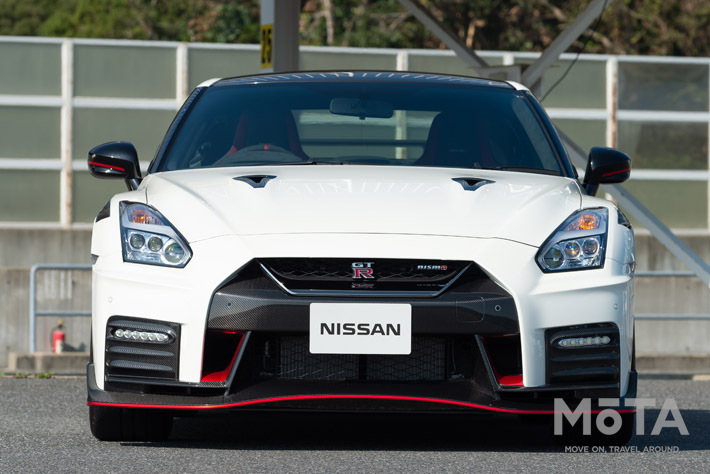 Vモーションが際立つフロントグリルと、カーボン製のバンパーとアンダーカバーを備えるGT-R NISMOのフロントマスク。GTレースでの最新空力ノウハウをフィードバックし、細部にまでエアロダイナミクス性能が追及されています。