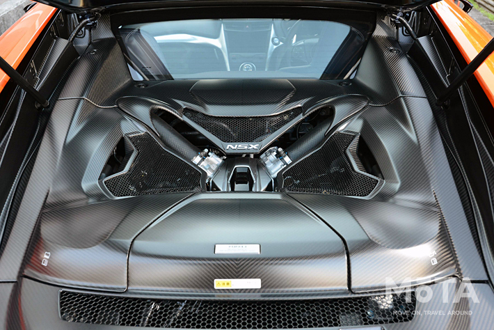 NSXは3.5リッターの排気量を持つV6ツインターボで、ホンダらしいエンジンになっています。
