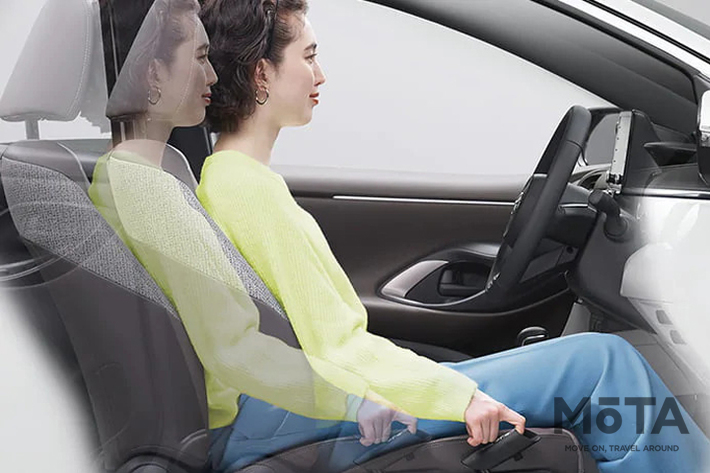 トヨタ新型ヤリス 運転席の足元スライドレバーで好みのシートポジションを記憶