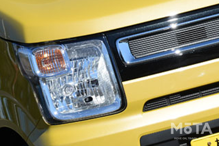 ワゴンRはスクエア型のヘッドライトで引き締まった印象だ