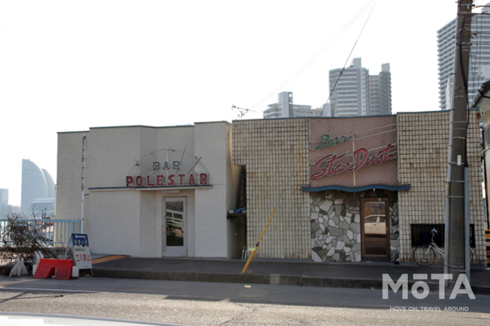 こちらが日本大通り。昭和の時代には道路幅ももっと広かった！ とはいえ、今思えばこんな街中でよくもまああんな派手なカーアクションシーンを撮影したものです, そして横浜の大人の夜と言えばこちら。伝説バー「POLE STAR(ポーラスター)」と「Star Dust(スターダスト)」です。