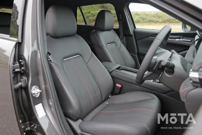 席にはシートヒーターだけでなく、ベンチレーションまで備えられています。シートも上質な作りです。着座姿勢やペダルレイアウトなどへのこだわりはレヴォーグ同様で、自然なシートポジションをとることが出来ます。