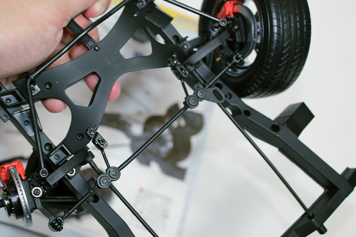 フレームと合体するとステアリング機構の仕組みが良く分かりますね。