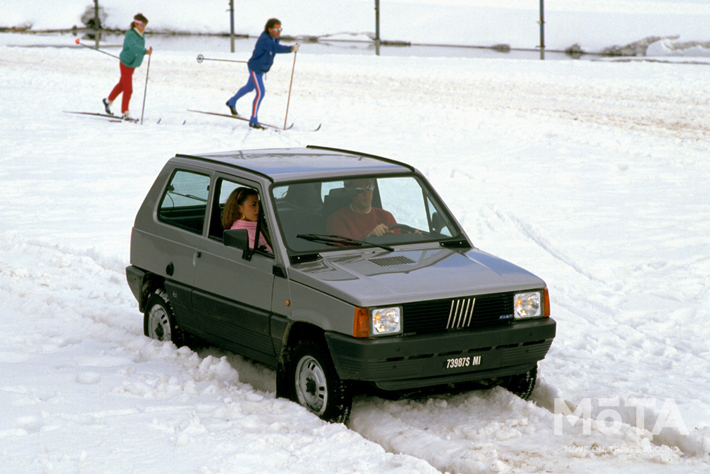 水の中にも、雪の中にも走る4×4。カワイイ見た目の割には、強さも兼ね備えているんですね！