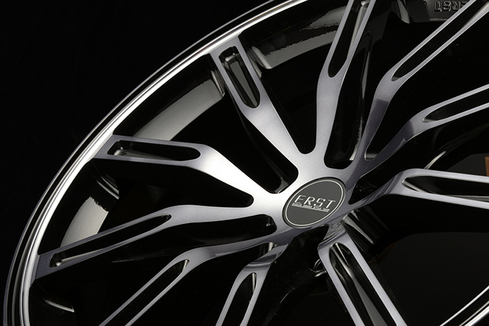 センターに向けてスリムになっていくスポーク。ディスクはコンケーブ形状にデザインされている