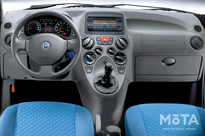 運転席＆助手席エアバッグなどの安全装備が標準装備となり、エアコンやカーオーディオなどの快適装備も設定。