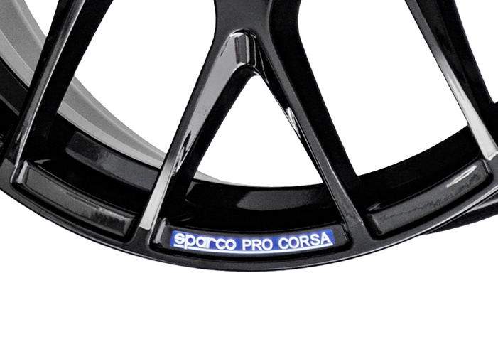 グロスブラックはロゴのベースがブルーとなり印象的なアクセントに