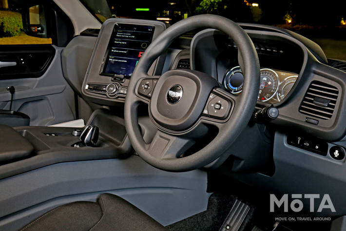 ボルボの親会社である中国のジーリーグループのため、ボルボにそっくりなインパネを採用。フル液晶タイプのメーターを採用するなど先進性も抜群。ボルボのようにACCは装備されていない