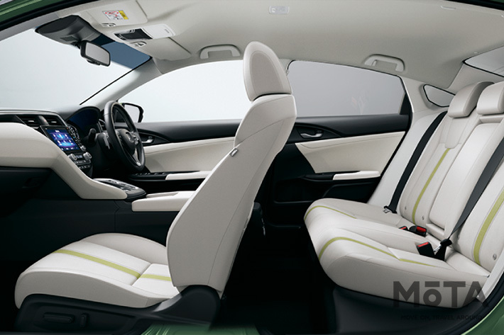 前後席とも、外観から想像するよりも空間にはゆとりがあります。むしろミニバンやSUVにはない適度な包まれ感が新鮮に思える人も多いはず。