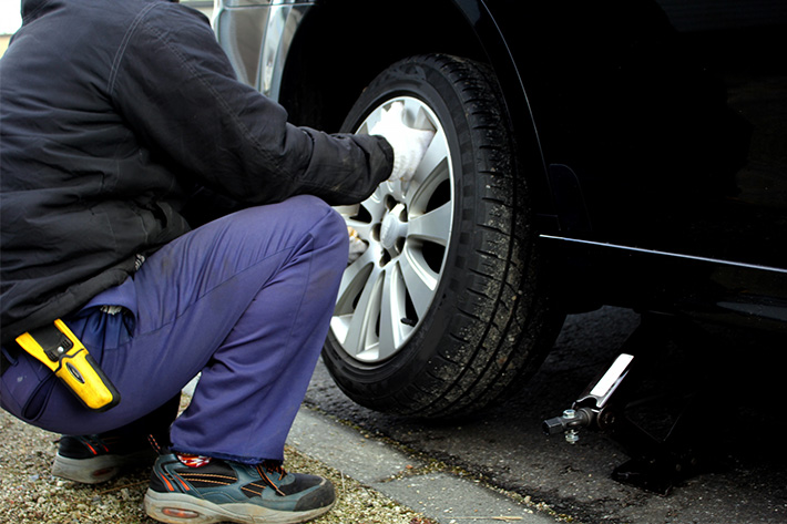 あれ タイヤ交換ってわりと簡単 初めてのタイヤ交換 装着編 4つの手順を徹底解説 初心者 コラム Mota