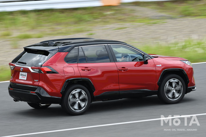 RAV4の新ラインナップ“RAV4 PHV”は、ただのエコカーではないのだという。開発者いわく、ベンチマークしたクルマはなく「人間が感覚的に“良い”と感じる感度のレベルをベンチマークした」というこだわりっぷりにびっくりです。