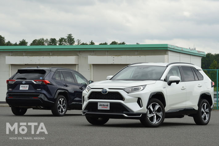 新開発のプラグインハイブリッドシステム「THS II Plug-in」を採用したRAV4 PHV。スポーティで洗練されたRAV4 PHV専用デザインで、個性を際立たせた外観と上質感ある室内空間を特徴としています。搭載する大容量リチウムイオン電池のおかげで外部給電も可能です。